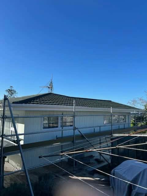 Residential scaffold around a home